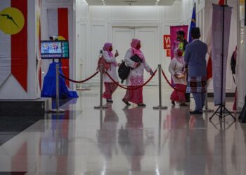 PERWAKILAN Pergerakan Puteri UMNO berjalan memasuki dewan persidangan di PWTC, Kuala Lumpur hari ini. UTUSAN/AMIR KHALID