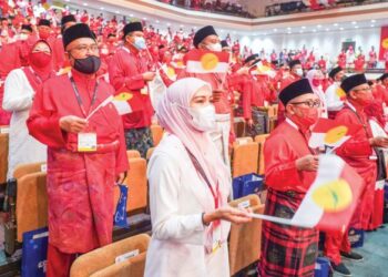 PERWAKILAN UMNO sudah cukup matang untuk memilih pemimpin yang mampu mengemudi parti berdepan cabaran politik semasa dan pilihan raya umum akan datang. – UTUSAN/AMIR KHALID