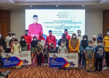 ISMAIL Sabri Yaakob (tengah) bergambar bersama penerima sumbangan ketika majlis penyampaian Sumbangan Yayasan Keluarga Malaysia sempena Perhimpunan Agung UMNO 2021 di Bilik Kuala Lumpur Pusat Dagangan Dunia, Kuala Lumpur. - UTUSAN/AMIR KHALID