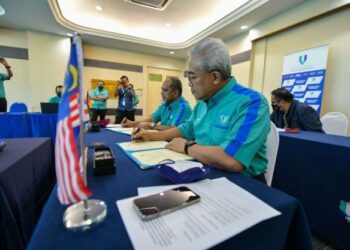 YUSERRIE Zainuddin (kanan) dan Dr. Mohd. Rosli Hainin menandatangani kerjasama antara UMP dan Konstanz University of Applied Sciences (HTWG-Konstanz) Jerman secara dalam talian di UMP Gambang, di Kuantan, Pahang.