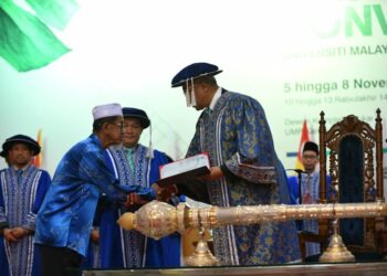 AB. RAZAK Ahmad (kiri) menerima anugerah bagi pihak arwah anaknya, Allahyarham Muhammad Raafi yang disampaikan Yuserrrie Zainuddin pada Majlis Konvokesyen UMP di Gambang, Kuantan, Pahang.