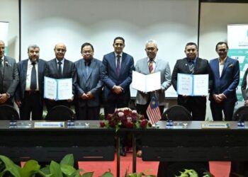 YUSERRIE Zainuddin (empat dari kanan) menandatangani MoU bersama Academic Attache Academic Office Embassy of Libya- Malaysia , Dr Aiman Elmahmodi dan Presiden Premium Language Centre, Norhawaty Mansor dalam majlis yang berlangsung ibu negara baru-bru ini