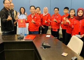 Clarence (dua dari kiri) bersama Gesiri menandatangani
perjanjian penyelidikan bangunkan sistem tapisan air untuk manfaat penduduk
pedalaman