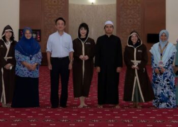 Wardatul (empat dari kiri) menyambut kehadiran Takahashi (lima dari kiri) di
Masjid UMS