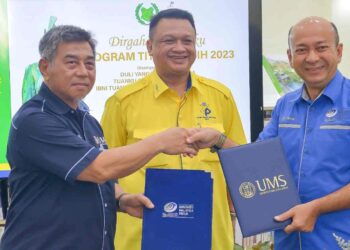 KASIM (kiri) bertukar dokumen LoI dengan  Zaliman disaksikan 
Raja Muda Perlis.