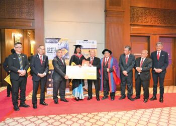 ISMAIL (empat dari kanan) menyaksikan Priveqa (empat dari kiri) menerima
Anugerah BEM yang disampaikan oleh Tan Sri Azman Hashim (tengah)
