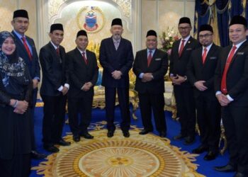 KASIM (empat kiri) dan rombongan UMS bergambar kenangan bersama Tun Juhar
(tengah).
