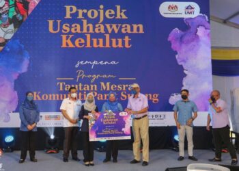 NORAINI Ahmad menyempurnakan gimik pelancaran projek usahawan kelulut.