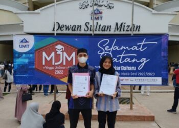 NUR Arifah Mohd. Hanafiah (kanan) dan adiknya Fakhri Adam semasa hari pendaftaran pelajar di UMT, kelmarin.