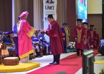 SULTANAH Nur Zahirah berkenan menyampaikan skrol kepada para graduan dalam Majlis Konvokesyen UMT Kali Ke-20 di Kuala Nerus, Terengganu, hari ini. - UTUSAN/
KAMALIZA KAMARUDDIN