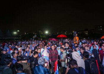 Presiden PKR, Datuk Seri Anwar Ibrahim bersama ahli parti itu menyanyikan lagu Negaraku sebelum mengumumkan senarai calon yang akan bertanding dalam Pilihan Raya Umum Ke-15 (PRU15) di Ampang malam semalam. - UTUSAN/MUHAMAD IQBAL ROSLI