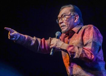DESAKAN supaya Anwar Ibrahim meletakkan jawatan langsung tidak mendatangkan sebarang kesan kepada hala tuju PKR yang terus memilihnya sebagai Presiden dalam pemilihan parti, 4 Julai lalu. – UTUSAN/ MUHAMAD IQBAL ROSLI
