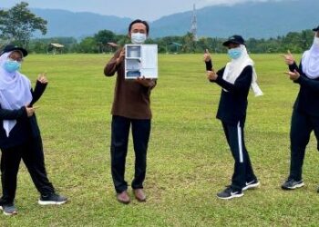 PASUKAN Sekolah Menengah Agama Persekutuan (SMAP) Labu menunjukkan hasil inovasi mereka untuk program TEY 2020/2021. - Ihsan UMW Toyota