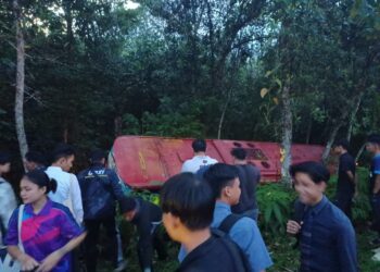 KEADAAN bas membawa pelajar UPSI yang terbabas ke cerun bukit di Jalan Slim Lama dekat Kota Malim Prima di Tanjung Malim, Perak, petang ini. - IHSAN JBPM PERAK