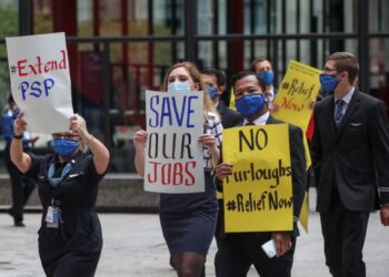 Sekumpulan rakyat Amerika Syarikat mengadakan demonstrasi di Chicago, mendesak kerajaan menyalurkan lebih banyak bantuan bagi mengelak mereka kehilangan pekerjaan. – AFP