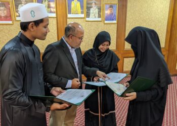 WAN Sabri Wan Yusof (dua dari kiri) melihat keputusan peperiksaan Pelajar Terbaik SPM di bawah program USAS di kampus universiti itu di Kuala Kangsar semalam. - UTUSAN/MOHAMAD HAFIZI MOHD. SAID