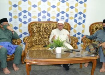 ZULKIFLI Mohamad Al-Bakri (tengah) bersama Naib Canselor USIM, Prof. Datuk Dr. Mohamed Ridza Wahiddin (kiri) dan Timbalan Naib Canselor Akademik dan Antarabangsa USIM, Prof. Dr. Mohd. Radhi Ibrahim dalam sidang akhbar di Kompleks Islam Tuanku Muhriz, USIM, Nilai, Seremban, hari ini. - FOTO/ZAKKINA WATI AHMAD TARMIZI