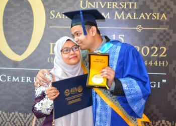 SYED Firdaus Iqmal Syed Zahir bersama ibunya, Sharifah Hanizah Syed Sahab  selepas menerima Anugerah Pelajaran Diraja (Pingat Jaya Cemerlang) dalam Majlis Konvokesyen Ke-20 USIM di Dewan Tuanku Canselor, USIM, Nilai, Seremban hari ini.-UTUSAN/ZAKKINA WATI AHMAD TARMIZI