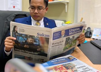 MOHD. Zaini Othman membaca Utusan Malaysia yang dilancarkan semula hari ini di bawah kendalian Media Mulia Sdn. Bhd. selepas sembilan bulan dihentikan penerbitannya.