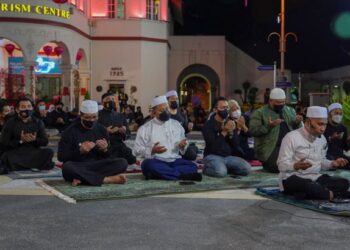 IDRIS Ahmad (depan) membaca doa selepas mengimamkan solat Maghrib pada Program Usrah Anak Muda di MaTiC, Kuala Lumpur, malam tadi. Turut sama, Timbalan Menteri di Jabatan Perdana Menteri (Hal Ehwal Agama), Datuk Ahmad Marzuk Shaary (tiga dari kiri). - FOTO/FARIZ RUSADIO