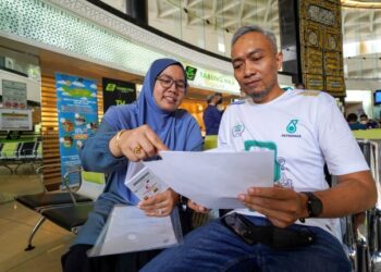 Nurshahidah Ibrahim  dan suami, Mohamed Eswadi Mohamad Ali hadir menguruskan dokumentasi untuk urusan haji di Menara Tabung Haji, Jalan Tun Razak, Kuala Lumpur, semalam. - UTUSAN/SHIDDIEQIIN ZON
