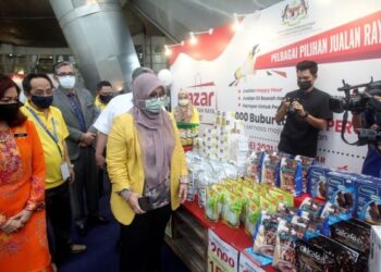 MAS Ermieyati Samsudin (tengah) melawat gerai jualan pada majlis pra pelancaran Bazar Jualan Murah Raya (BJMR) di Auditorium Cempaka Sari Perbadanan Putrajaya. - UTUSAN/FAISOL MUSTAFA