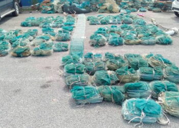 BUBU naga yang dirampas Maritim Malaysia Perak di empat lokasi di Pulau Talang, Segari dekat Lumut, Perak, semalam. - IHSAN MARITIM MALAYSIA PERAK