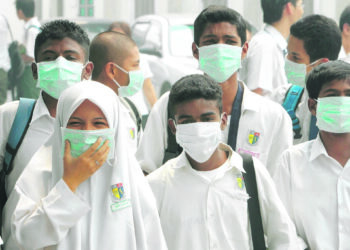 Pemakaian pelitup muka di sekolah tidak lagi diwajibkan. - Gambar hiasan