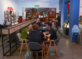 Kafe boleh dijadikan lokasi untuk berbincang, bertukar pendapat, melontar idea dan membahaskan ilmu. –UTUSAN/PUQTRA HAIRRY ROSLI