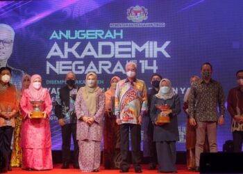 ISMAIL Sabri Yaakob bergambar bersama penerima anugerah pada Majlis Anugerah Akademik Negara Ke-14 di Hotel Sama-Sama, KLIA, Sepang, Selangor. - UTUSAN/FAISOL MUSTAFA