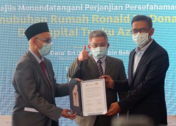 ADHAM Baba (tengah) menyaksikan pertukaran dokumen antara Presiden RMHC Malaysia, Azmir Jaafar (kanan) dengan Pengarah Hospital Tunku Azizah, Dr. Shamsul Anuar Kamarudin (kiri) pada Majlis Menandatangani Perjanjian Persefahaman Penubuhan Rumah Ronald McDonald di Hospital Tunku Azizah di McDonald's Putrajaya di sini. hari ini. - UTUSAN/
FAISOL MUSTAFA