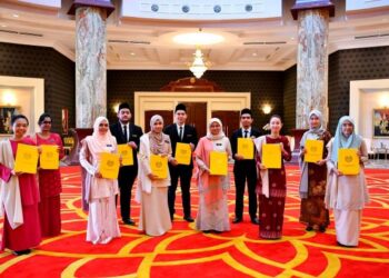 PEMBERIAN biasiswa kepada pelajar Melayu dan bumiputera adalah hak mereka untuk meneruskan pengajian yang diamalkan sejak zaman selepas merdeka. – istana negara