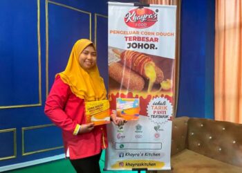 NORKHAMARIAH Wahab menunjukkan corn dough keluaran Khayra's Food yang kini menjadi pengeluar terbesar di Johor ketika ditemui di Kota Tinggi. - UTUSAN/MASTURAH SURADI