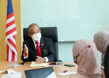 MOHD. Sidek Hassan (kiri) ditemu bual wartawan Utusan Malaysia, Maisarah Sheikh Rahim dan Maszureen Hadzman (kanan) di pejabatnya 
di Putrajaya, baru-baru ini.