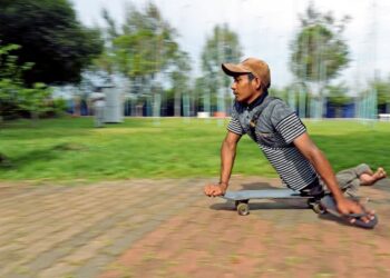 KITA juga manusia yang mempunyai banyak kekurangan, janganlah sewenang-wenangnya menghina ciptaan Allah SWT. – GAMBAR HIASAN/RASUL AZLI SAMAD