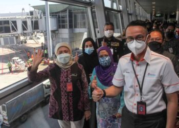 NANCY Syukri menyambut ketibaan pesawat penerbangan Etihad EY0418 selepas kerajaan Malaysia membuka semula sempadan di KLIA, Sepang, Selangor. -UTUSAN/FAISOL MUSTAFA
