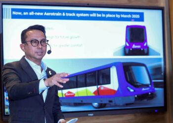 ISKANDAR Mizal Mahmood bercakap ketika sidang akhbar perkembangan semasa Program Penggantian Aerotrain KLIA. - UTUSAN/ FAISOL MUSTAFA