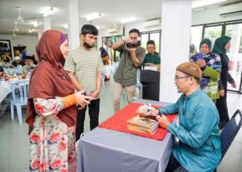 Khairul Anuar M. Ariffin menandatangani buku Al-Maunah: Syahid Itu Mahal Harganya yang mengisahkan pembabitan beliau dalam peristiwa rampasan senjata milik tentera di Gerik, Perak, pada 2000.