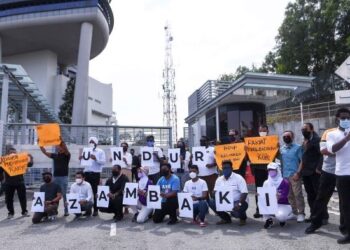 SEKUMPULAN AMK menyerahkan memorandum kepada SPRM mendesak Azam Baki berundur di hadapan bangunan SPRM, Putrajaya. - UTUSAN/FAISOL MUSTAFA