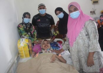 MAZLIHA Kassim (kanan) bersama anak-anaknya, Effariha Zainal Abidin yang terbaring dan Nurul Nadiah, Nurul Najwa serta Al-Imran yang menghidapi penyakit SLE di rumah mereka di Taman Saujana, Pontian, Johor. - UTUSAN/MUHAMMAD ZIKRI