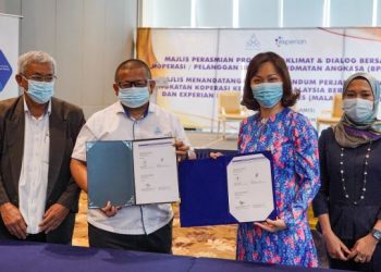 Che Mohd. Shukree Che Isa (dua kiri) dan Ketua Pegawai Eksekutif Experian Information Service Sdn. Bhd., Dawn Lai menunjukkan dokumen perjanjian kerjasama yang ditandatangani di Kuala Lumpur, semalam. – UTUSAN/AMIR KHALID