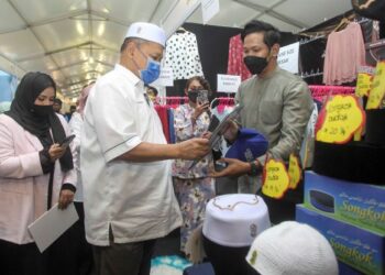 SHAHIDAN Kassim melawat gerai jualan selepas merasmikan Festival Ramadan Putrajaya 2022. - FOTO/FAISOL MUSTAFA