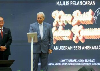 ANNUAR Musa ketika berucap pada Majlis Pelancaran Kira Detik Malam Kemuncak Anugerah Seri Angkasa 2022 Putrajaya. -UTUSAN/FAISOL MUSTAFA
