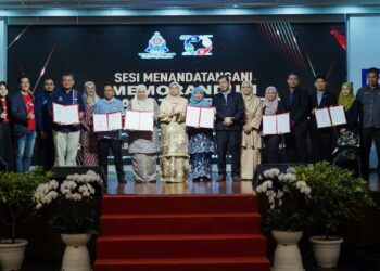 RODZIAH Ismail (tengah) dan Sharipah Marhaini Syed Ali (tujuh dari kiri) bergambar bersama wakil syarikat yang menjadi sahabat strategik selepas menandatangani memorandum persefahaman bersama Majlis Bandaraya Petaling Jaya (MBPJ) sempena Majlis Anugerah Usahawan Petaling Jaya 2022 yang berlansung di Dewan Sivik MBPJ di sini, hari ini. -UTUSAN/MUHAMAD IQBAL ROSLI