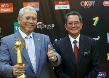 ANNUAR Musa bergambar dengan trofi Anugerah Seri Angkasa 2022 selepas Majlis Pelancaran Kira Detik Malam Kemuncak Anugerah Seri Angkasa 2022 di Kementerian K-KOM Putrajaya. - UTUSAN/ FAISOL MUSTAFA