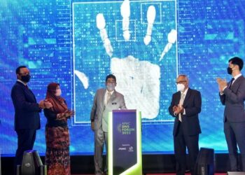 ZAHIDI Zainul Abidin (tiga kiri) merasmikan Asia Pacific Domain Name System (APAX DNS) Forum 2022 di Putrajaya. - UTUSAN/FAISOL MUSTAFA