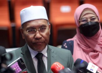IDRIS Ahmad dalam sidang akhbar selepas Majlis APC Tahun 2021 Jabatan Perdana Menteri (Hal Ehwal Agama) di Kompleks Islam Putrajaya. - UTUSAN/FAISOL MUSTAFA