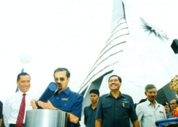 Pada 20 Ogos 1995, Tun Dr. Mahathir Mohamad diiringi Menteri Besar Selangor ketika itu, Tan Sri  Muhammad Taib (kiri), Tan Sri Ahmad Sarji memasukkan kapsul masa berkaitan Putrajaya.