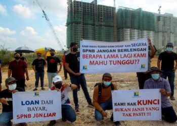 PEMBELI projek perumahan Aspire Residence berkumpul membuat bantahan atas kelewatan pemaju menyiapkan projek pembinaan rumah Aspire Residence, di Cyber 10, Cyberjaya. - UTUSAN/FAISOL MUSTAFA