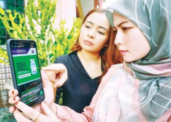 Salah satu cara untuk menjadikan mesej lebih jelas adalah dengan mempamerkan statistik kadar vaksinasi harian secara langsung. – UTUSAN/AMIR KHALID